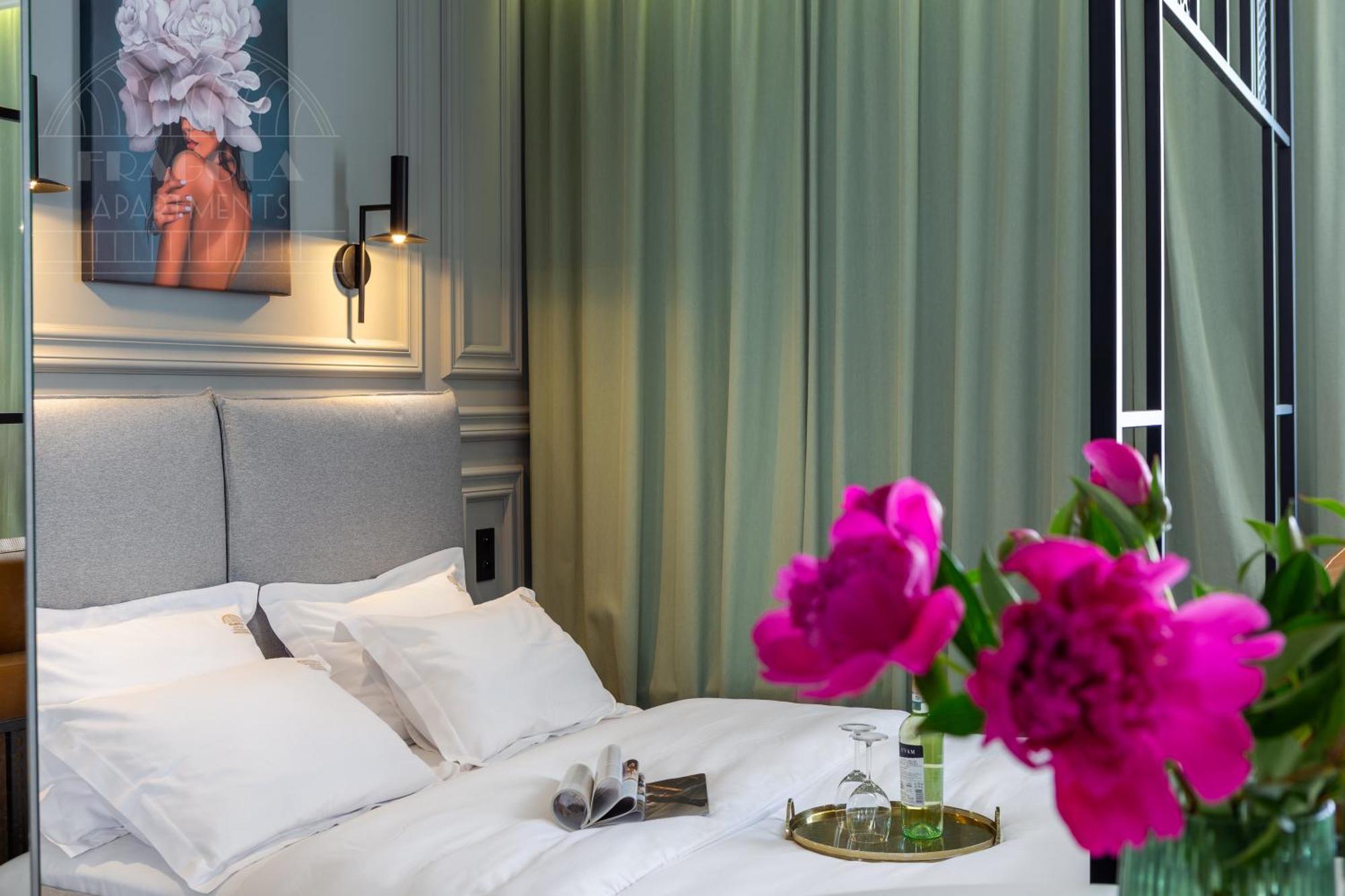 Feminine Fragola Apartment